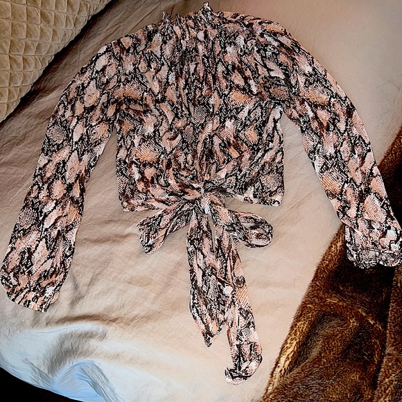 IZI NEW YORK Snake Print Top - Picture 2 of 15
